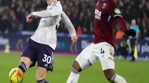 徐杰讲述关键时刻：杜锋力挺传控，激励勇敢挑战，微笑拍掌且轻慰头颅